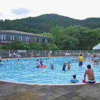 สระว่ายน้ำหมู่บ้านพักผ่อน