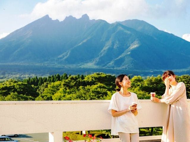 เพลิดเพลินกับช่วงเวลาที่สนุกสนานที่ระเบียงชั้นสอง 'ระเบียงลมพัดหอม'