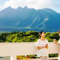 เพลิดเพลินกับช่วงเวลาที่สนุกสนานที่ระเบียงชั้นสอง 'ระเบียงลมพัดหอม'