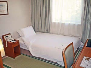 一部が畳敷きの和シングルのお部屋です。