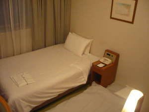 มีทั้งเตียงและฟูกบนเสื่อทาทามิ