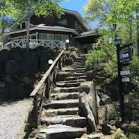 ซูบารุในฤดูร้อน ทางเข้าและบันไดหิน