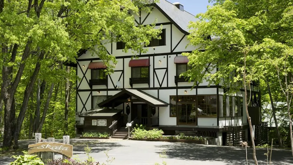 Hakuba Skala Inn ~ A Lodge in the Forest and a Small Bakery ~