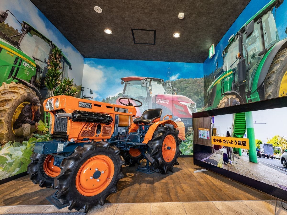 ที่ด้านหน้าฟรอนต์มีรถทำงานเกษตรจริง...