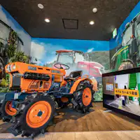 ที่ด้านหน้าฟรอนต์มีรถทำงานเกษตรจริง...