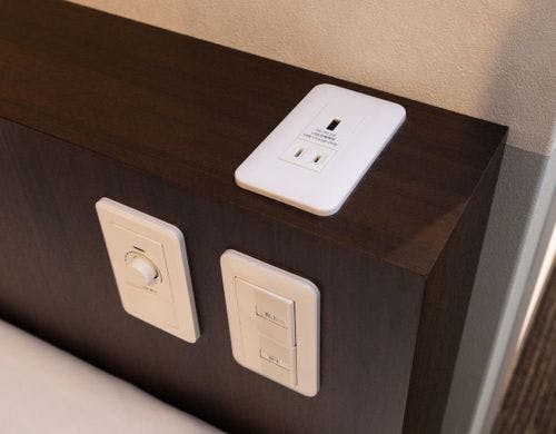 枕元にコンセント設置