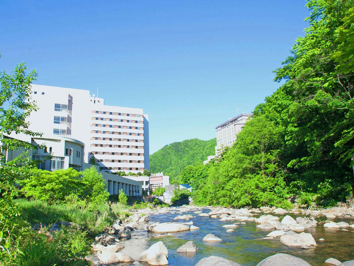【温泉街と渓流】川のせせらぎと新緑