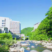 【温泉街と渓流】川のせせらぎと新緑