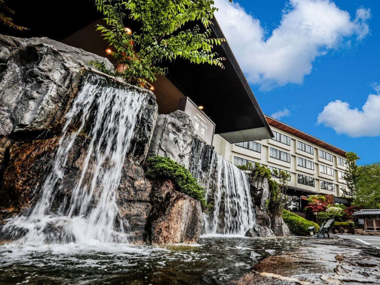 ภายนอกในตอนกลางวัน