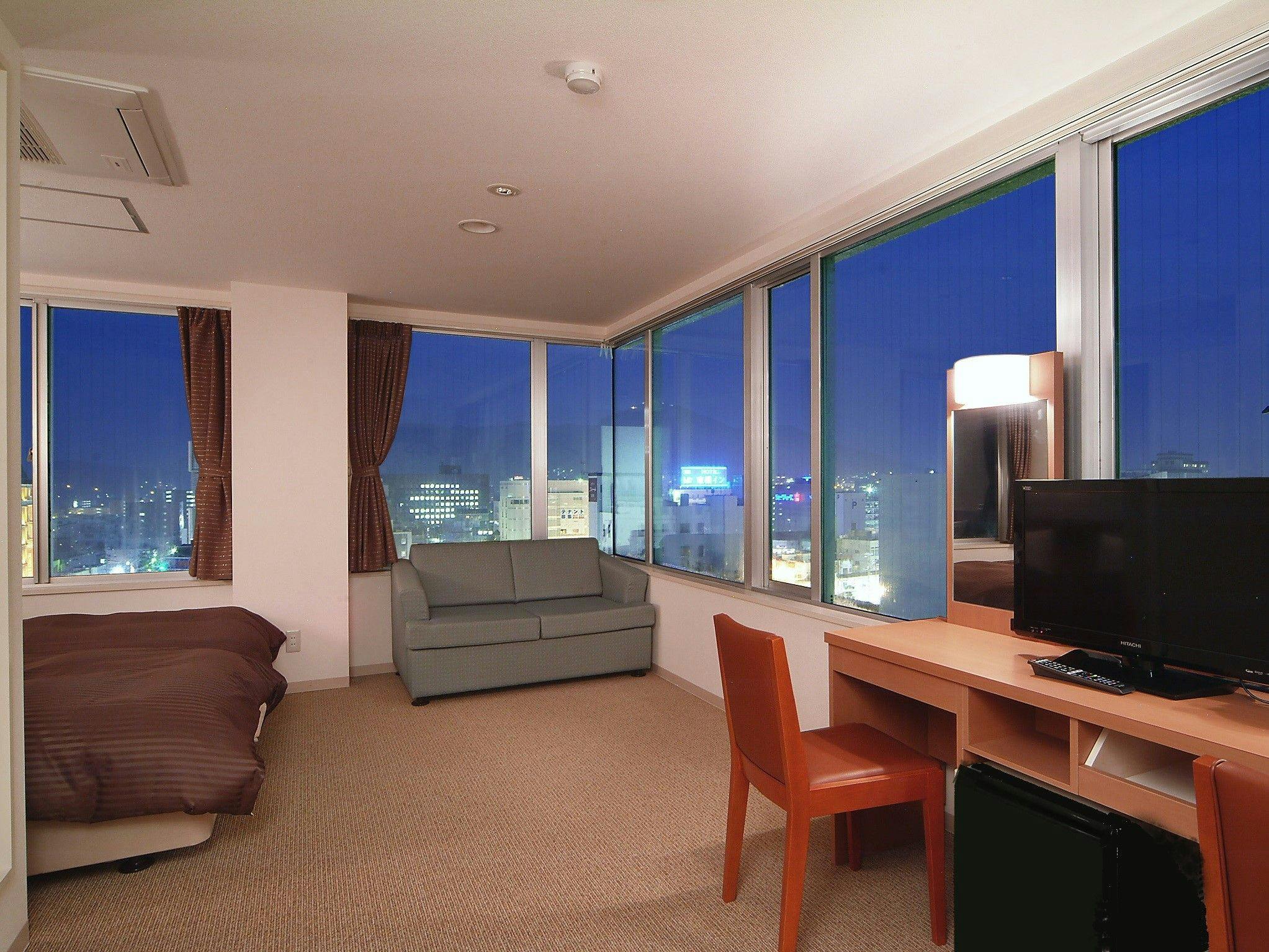 Ukuran jendela berbeda tergantung pada Kamar.