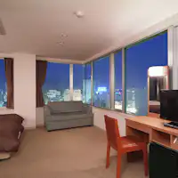 Ukuran jendela berbeda tergantung pada Kamar.