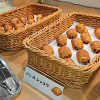 Roti panggang segar yang dipanggang oleh staf