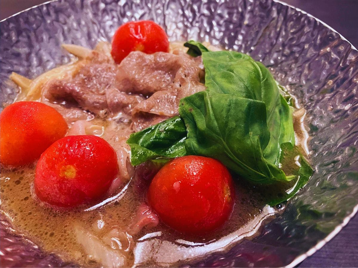 เพลิดเพลินกับชุดอาหารฤดูร้อนที่มีสุกี้ยากี้มะเขือเทศและปลานอดโกร