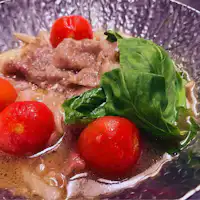 เพลิดเพลินกับชุดอาหารฤดูร้อนที่มีสุกี้ยากี้มะเขือเทศและปลานอดโกร