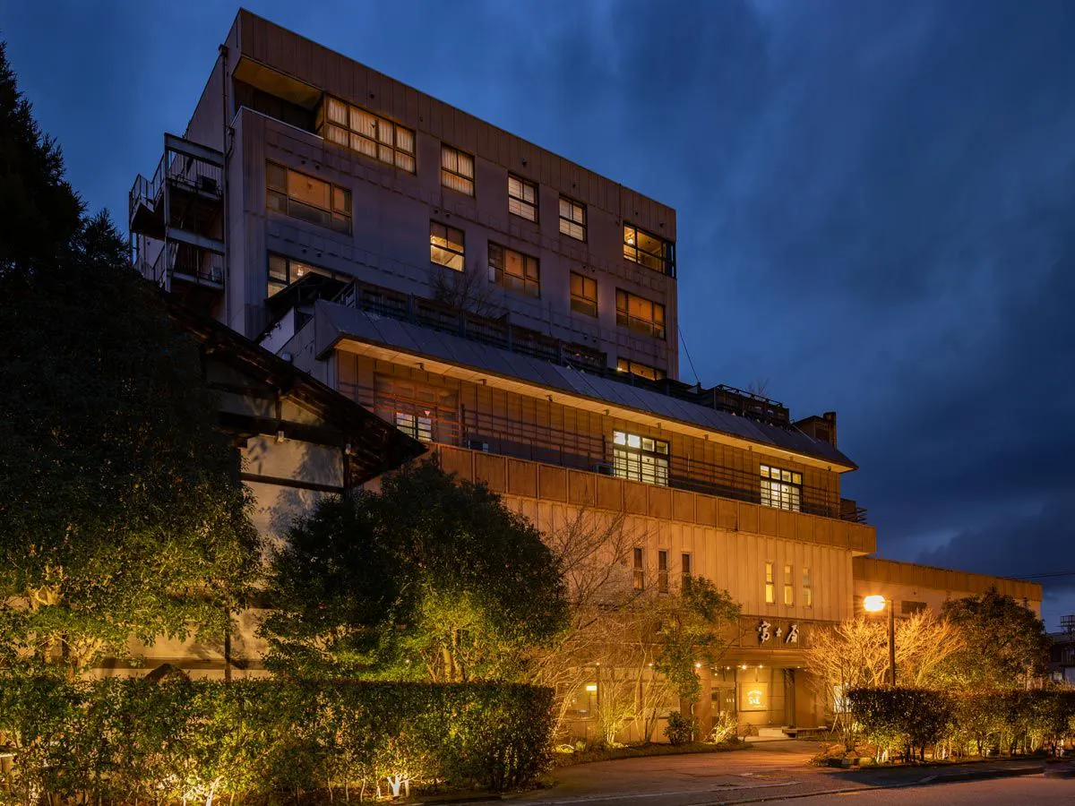 【ทิวทัศน์ยามค่ำคืน】เรียวกังเก่าแก่ที่ตั้งอยู่ในน้ำพุร้อนยามาชิโระ