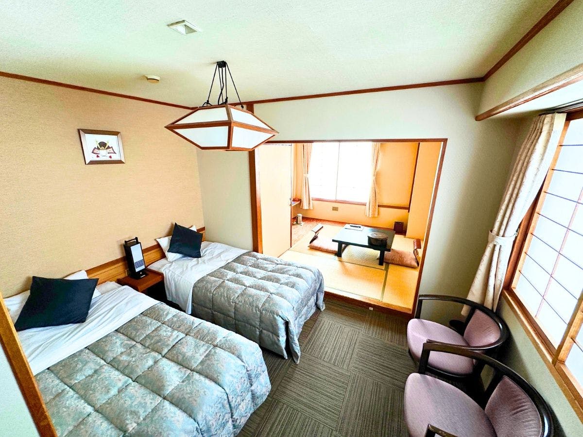 ห้องพักแบบญี่ปุ่นและตะวันตก: ห้องเสื่อทาทามิ 4.5 เสื่อ + ห้องนอนเตียงคู่