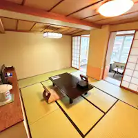 ห้องพักสไตล์ญี่ปุ่นและตะวันตก ขนาด 10 เสื่อ พร้อมเตียงคู่