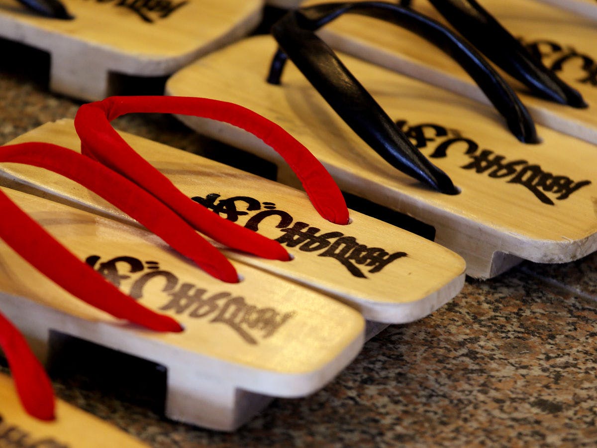 สวมรองเท้าที่เข้ากับชุดยูกาตะเพื่อสัมผัสบรรยากาศของเมืองปราสาท