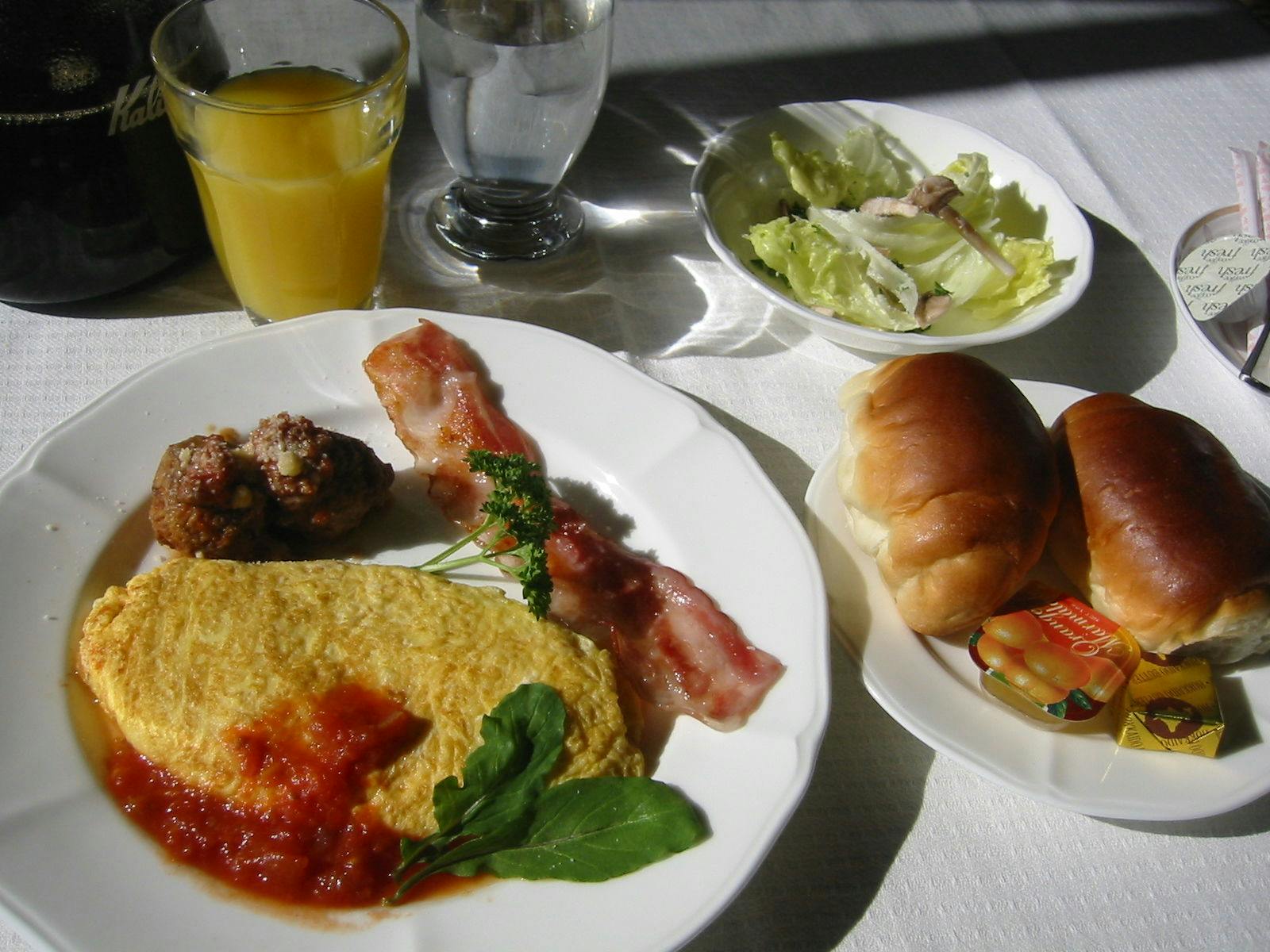 อาหารเช้าที่ร้านอาหารที่มองเห็นภูเขาไฟฟูจิ