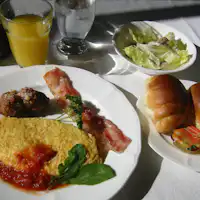 อาหารเช้าที่ร้านอาหารที่มองเห็นภูเขาไฟฟูจิ