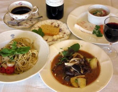 イタリアンコースメニューの夕食をどうぞ。