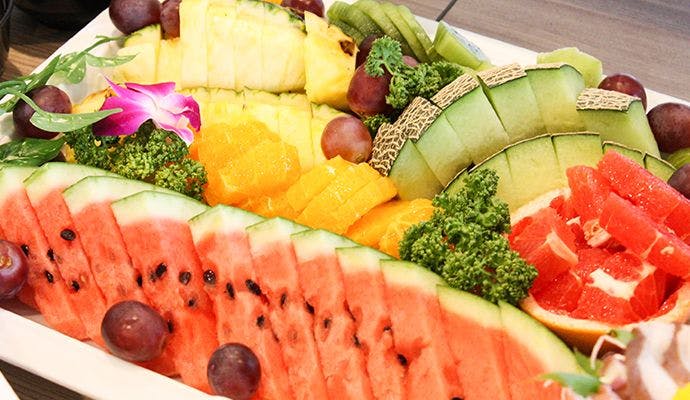 送上当季水果。