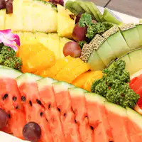 送上当季水果。