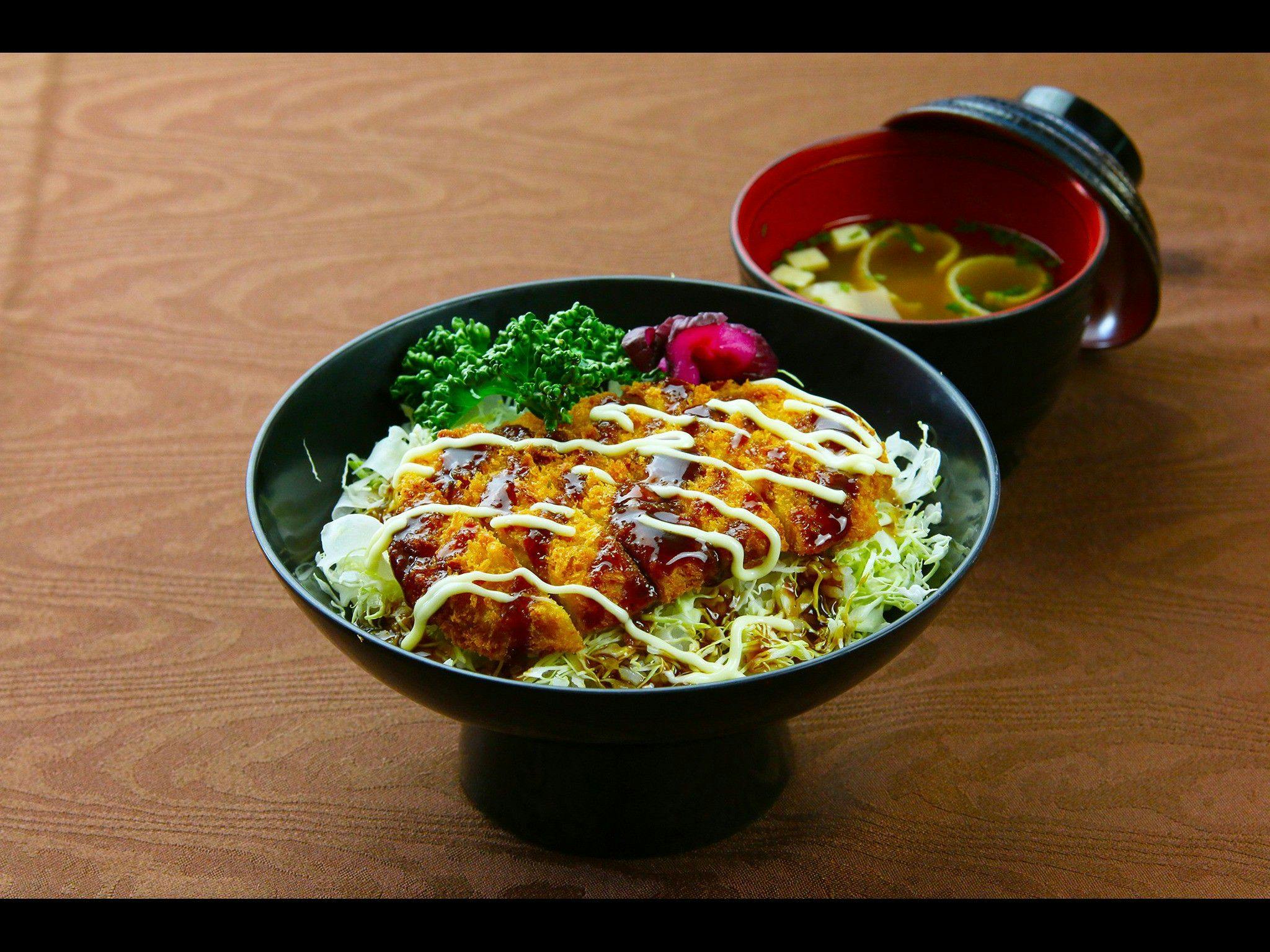 รูมเซอร์วิส - ข้าวหน้าหมูทอดซอส