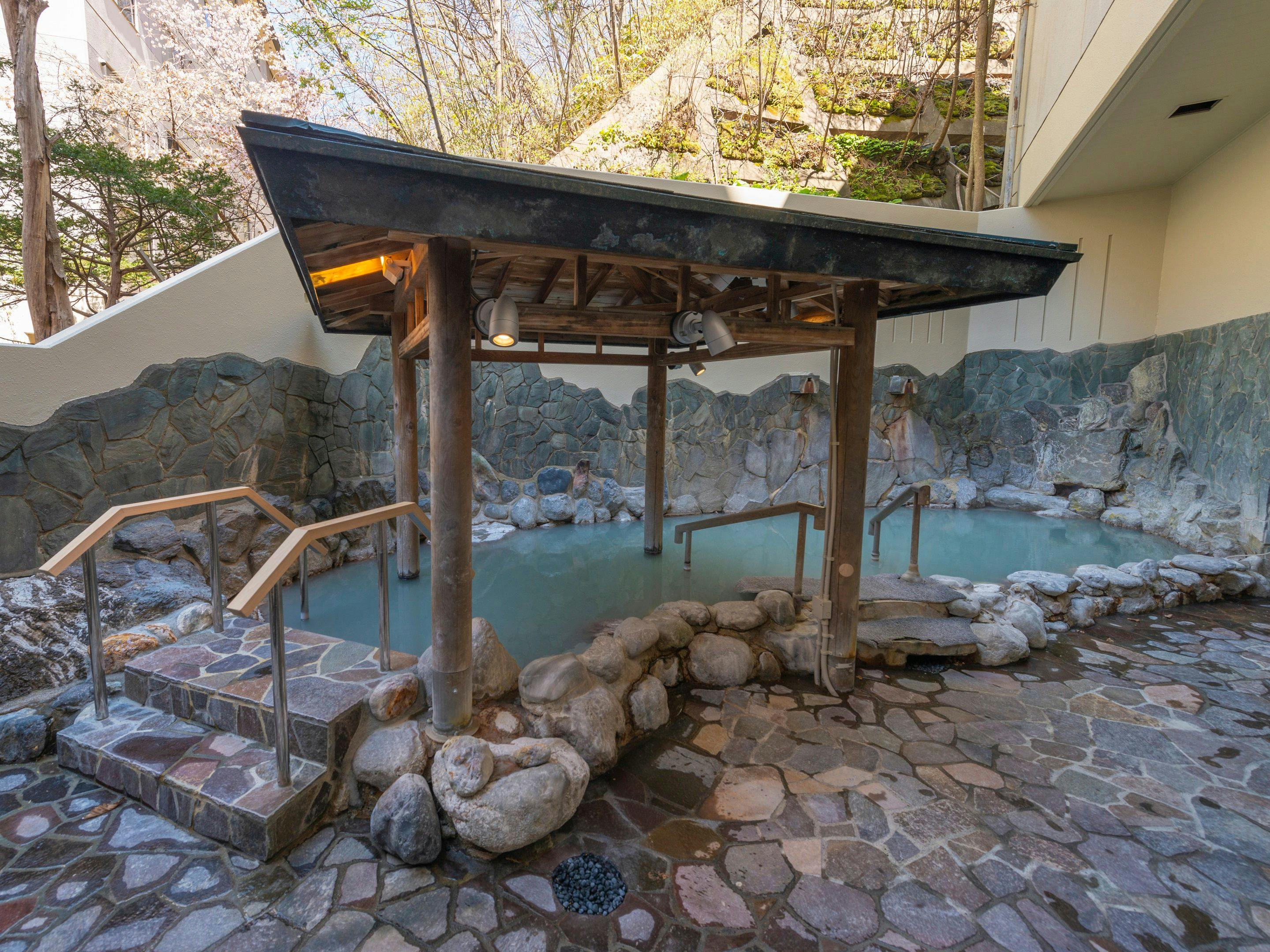 【Tsuki no Yu】อ่างอาบน้ำกลางแจ้งที่กว้างขวาง