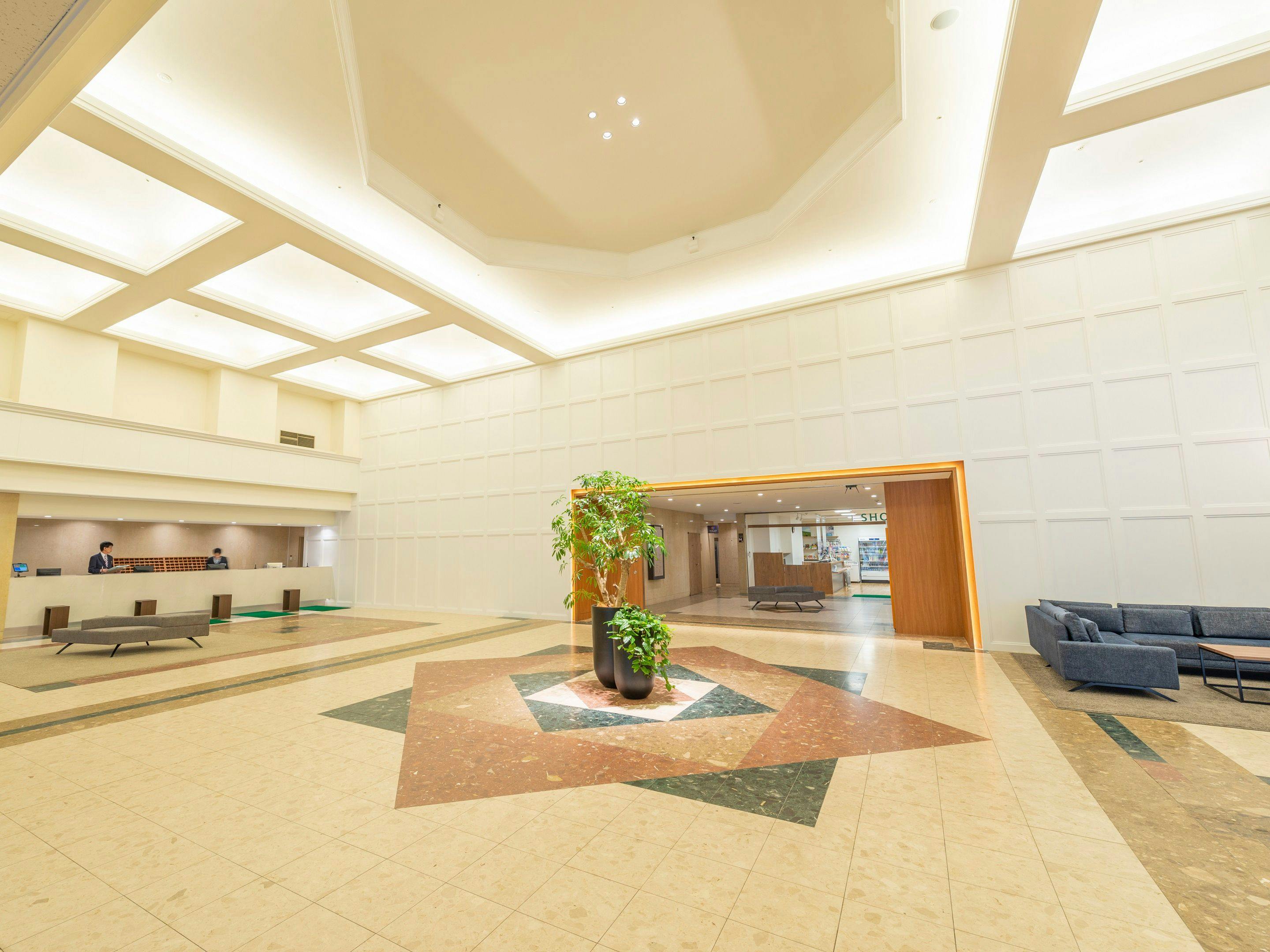 ล็อบบี้ที่มีโทนสีขาวเป็นหลักให้ความรู้สึกโปร่งโล่ง
