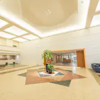 ล็อบบี้ที่มีโทนสีขาวเป็นหลักให้ความรู้สึกโปร่งโล่ง