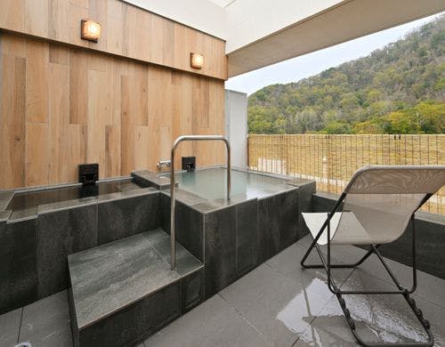 季節折々の山が望める露天風呂・水風呂