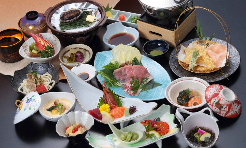 계절 해산물 코스에 전복 구이가 포함됩니다.