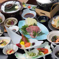 계절 해산물 코스에 전복 구이가 포함됩니다.