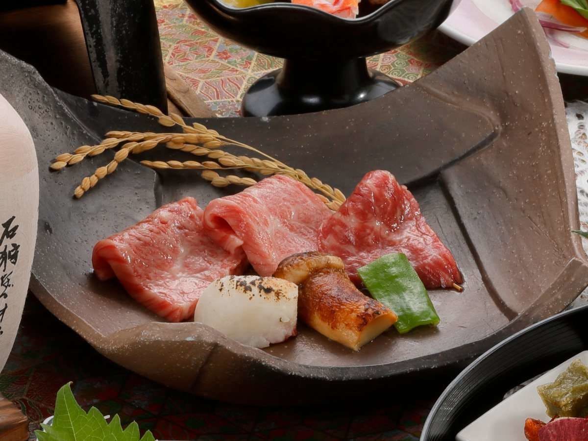 “เนื้อวัวมาเอะซาวะย่างบนแผ่นเซรามิก” ลิ้มลองความแตกต่างระหว่างเนื้อแดงและเนื้อลายมัน!