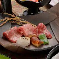 “เนื้อวัวมาเอะซาวะย่างบนแผ่นเซรามิก” ลิ้มลองความแตกต่างระหว่างเนื้อแดงและเนื้อลายมัน!