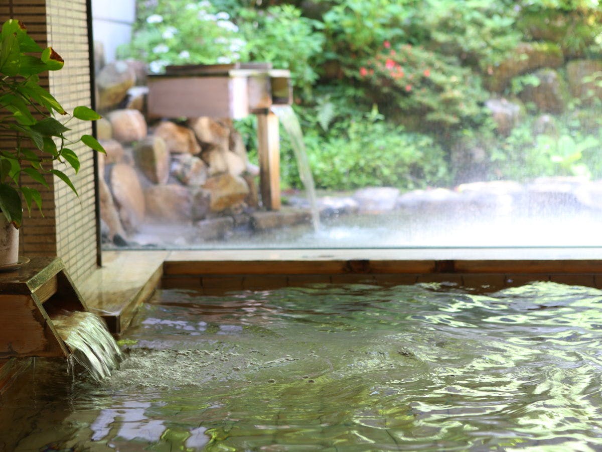 【실내 욕조】따뜻한 물이 흘러 들어옵니다.