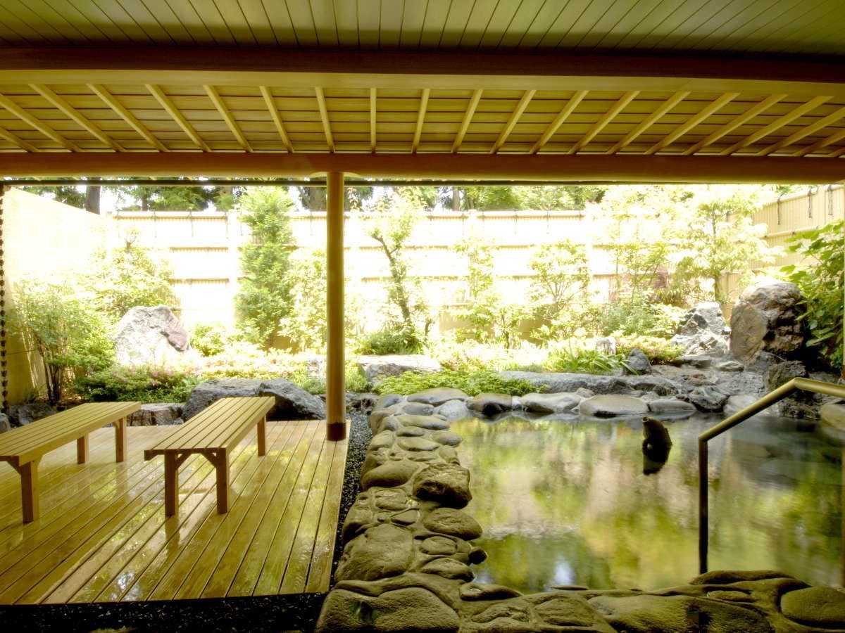 บ่อน้ำพุร้อนกลางแจ้งหลัก