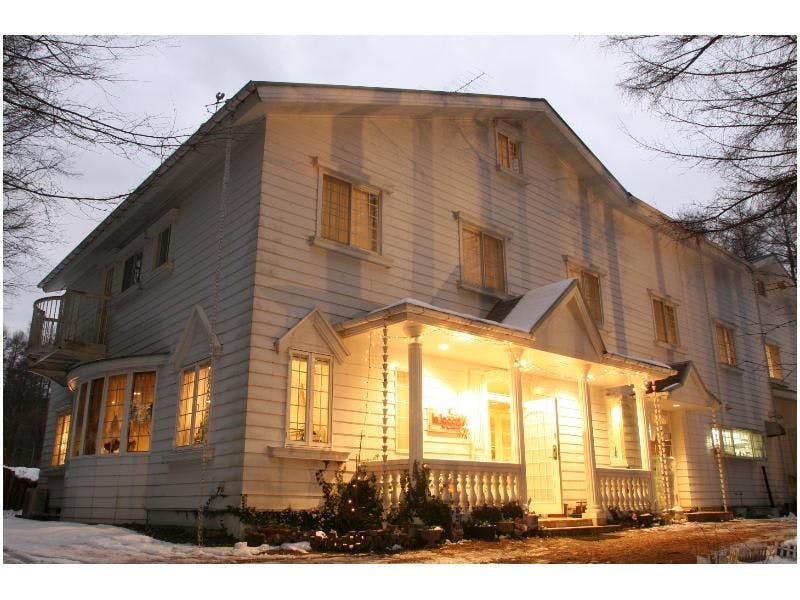 숲속에 자리 잡은 하얀 리조트 펜션