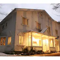 숲속에 자리 잡은 하얀 리조트 펜션