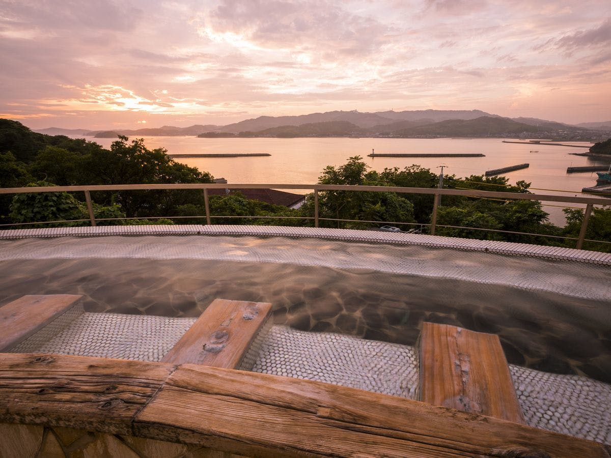 ผ่อนคลายกับการแช่ตัวครึ่งหนึ่งในบ่อน้ำร้อนกลางแจ้ง วิวก็ยอดเยี่ยม