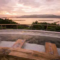 ผ่อนคลายกับการแช่ตัวครึ่งหนึ่งในบ่อน้ำร้อนกลางแจ้ง วิวก็ยอดเยี่ยม