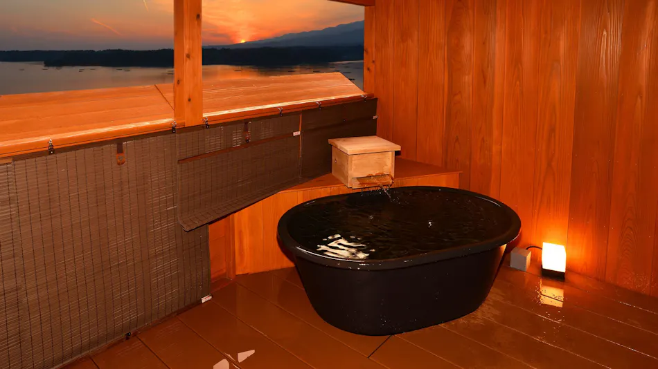 Sunset and Lake Inn Aokiya