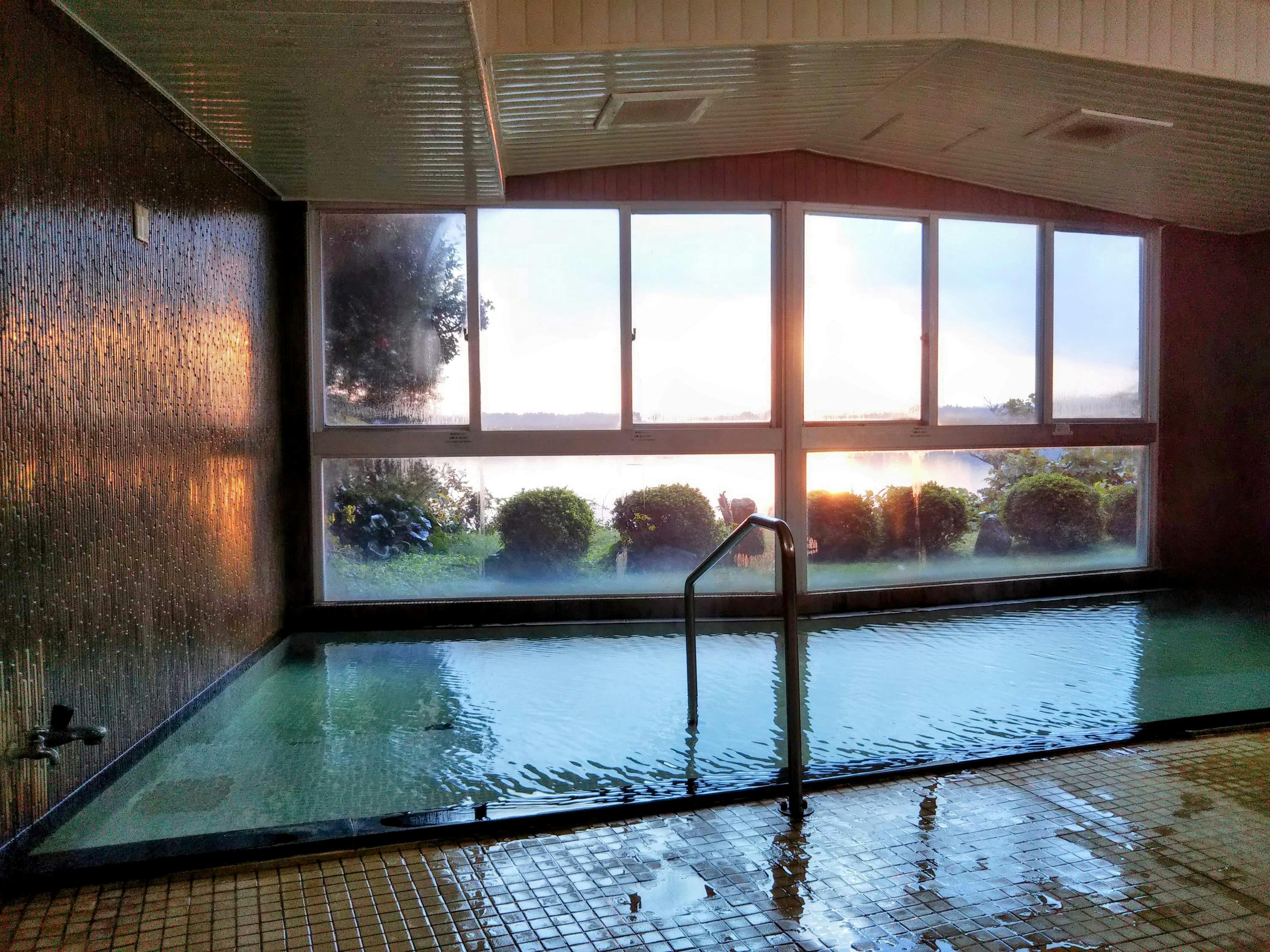 บ่อน้ำกระจก (สลับชายหญิง)