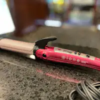 เรามีเครื่องหนีบผมให้ยืม