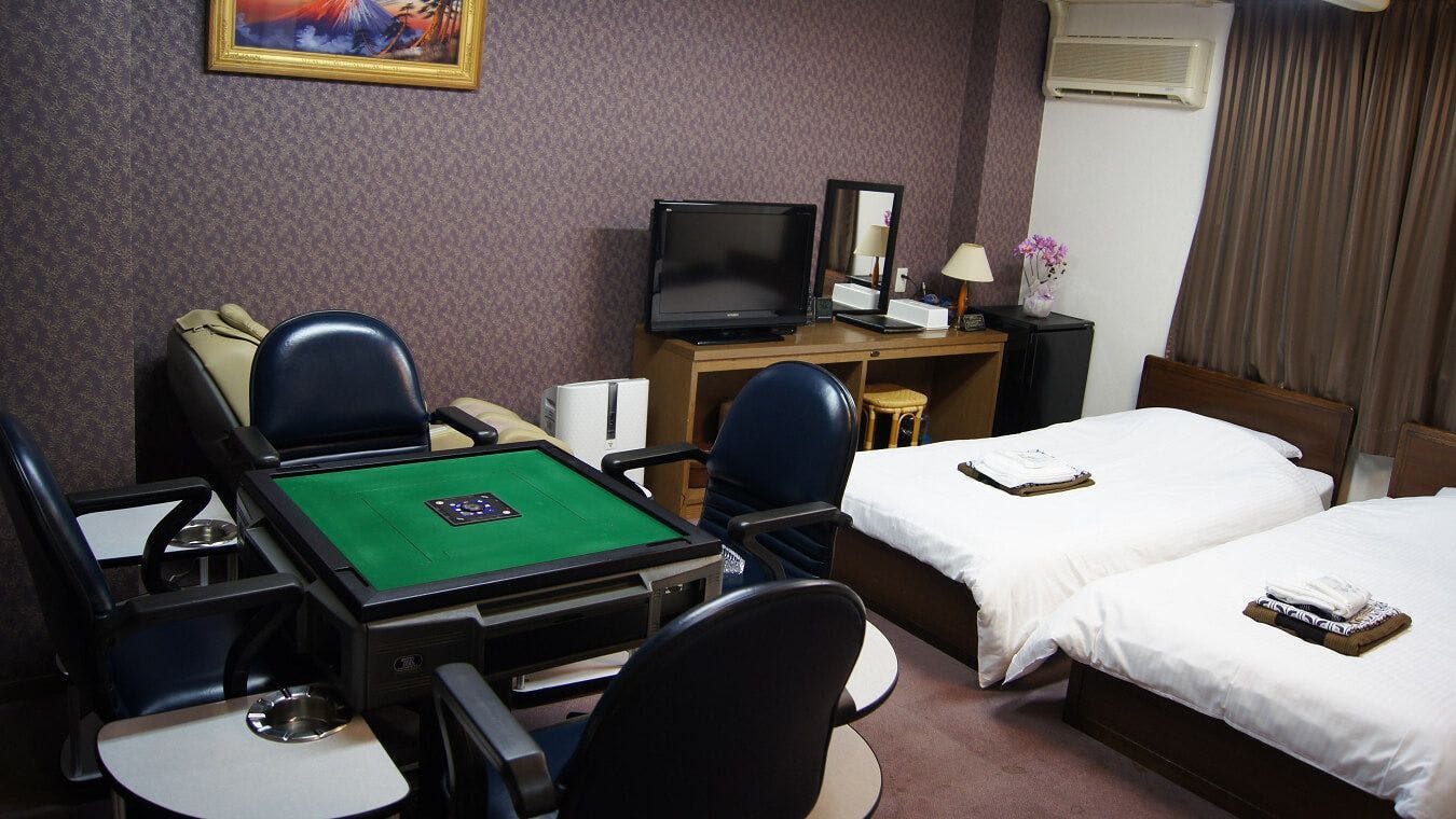 ห้องพักที่มีโต๊ะเล่นไพ่นกกระจอกอัตโนมัติ