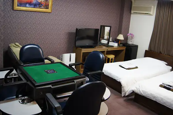 ห้องพักที่มีโต๊ะเล่นไพ่นกกระจอกอัตโนมัติ