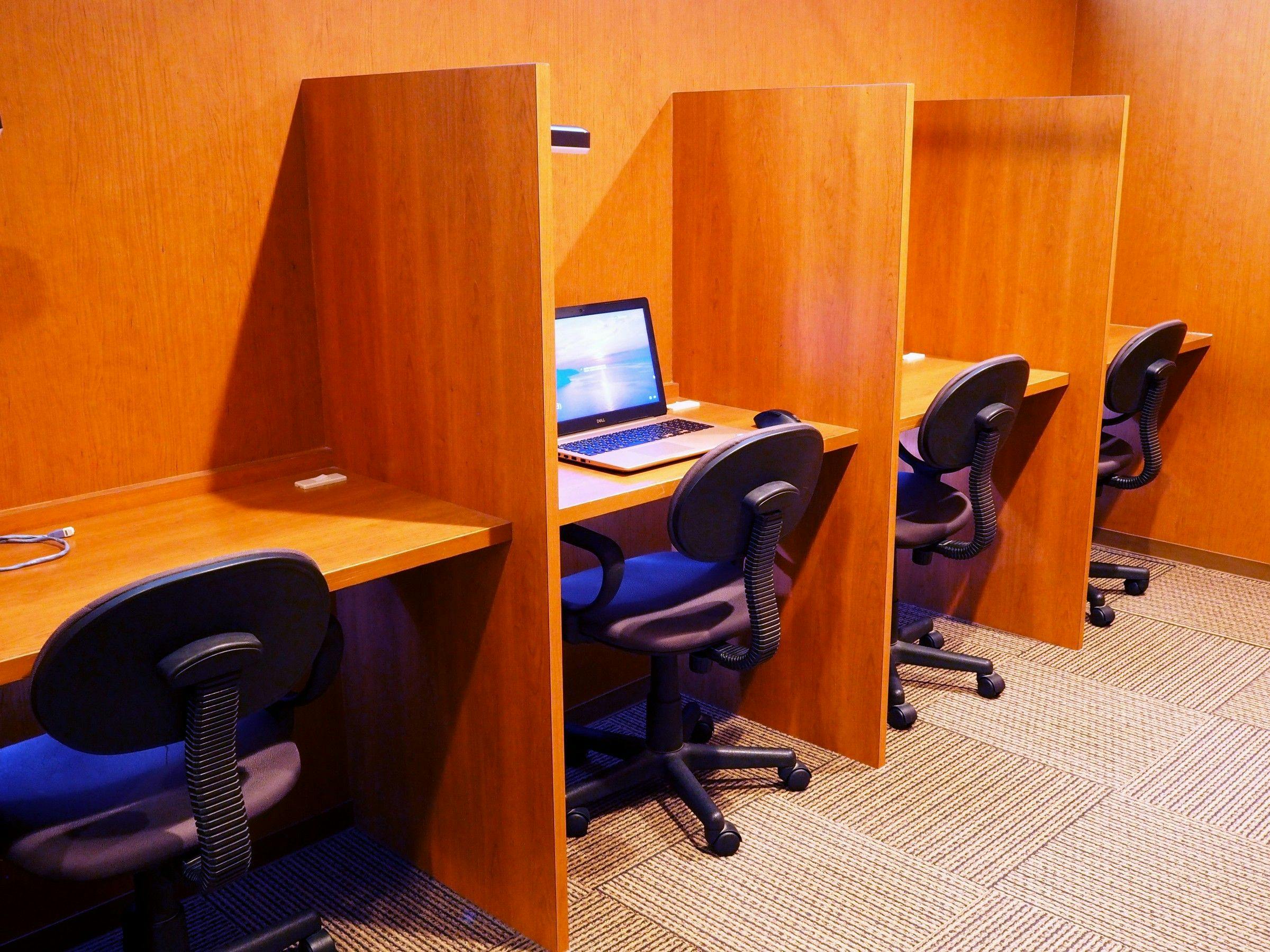 สภาพแวดล้อมที่เหมาะสำหรับการทำงานที่โต๊ะ มี WIFI และสายเชื่อมต่อครบครัน