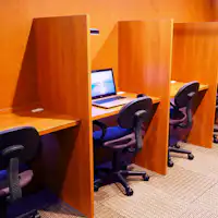 สภาพแวดล้อมที่เหมาะสำหรับการทำงานที่โต๊ะ มี WIFI และสายเชื่อมต่อครบครัน