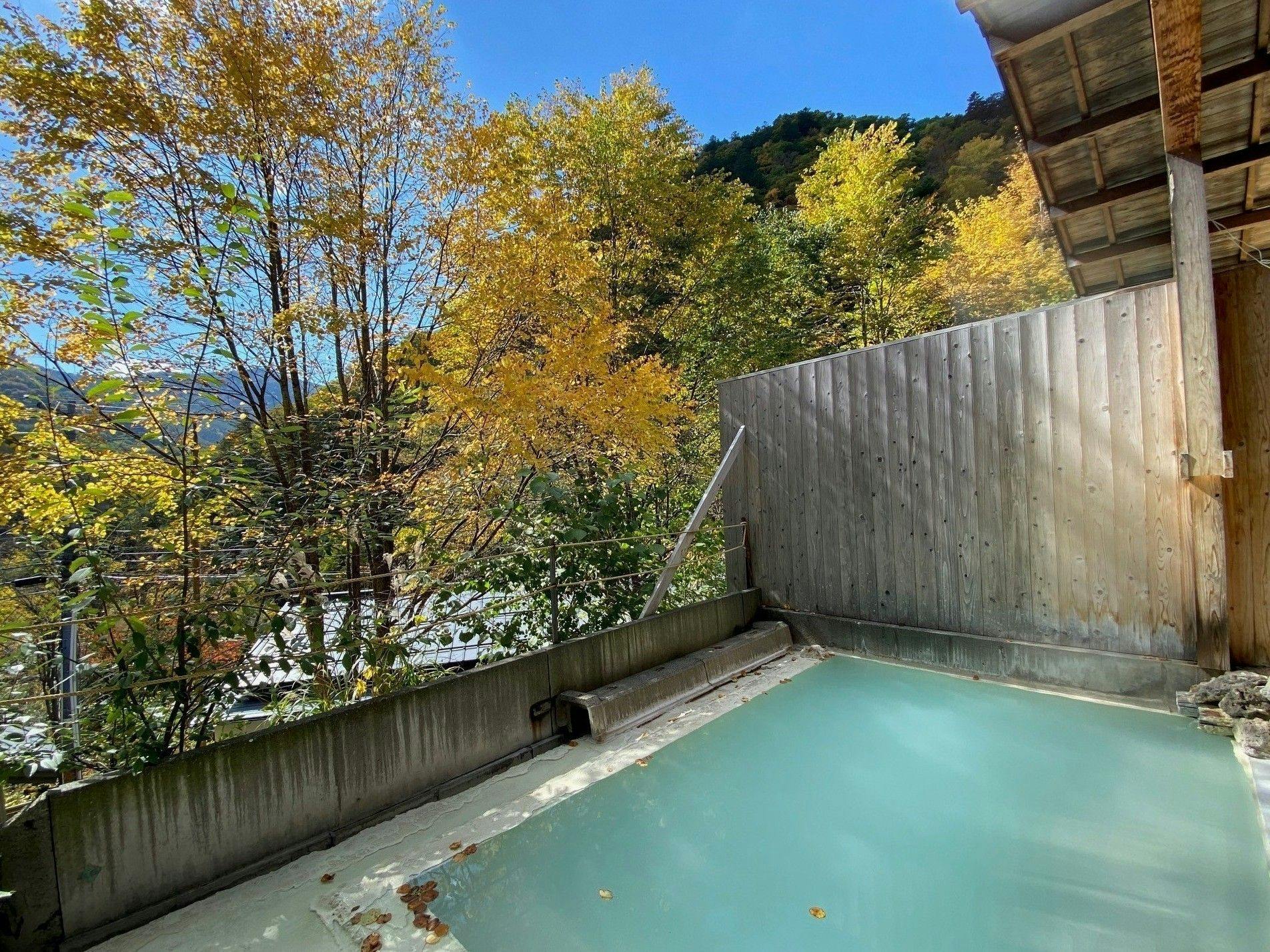 ชมใบไม้เปลี่ยนสีพร้อมกับแช่น้ำแร่สีขาวน้ำนม!